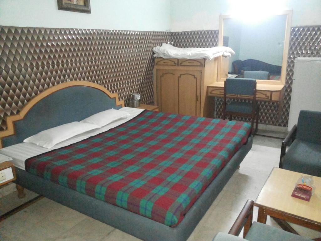 Hotel Saurab Дехрадун Екстериор снимка