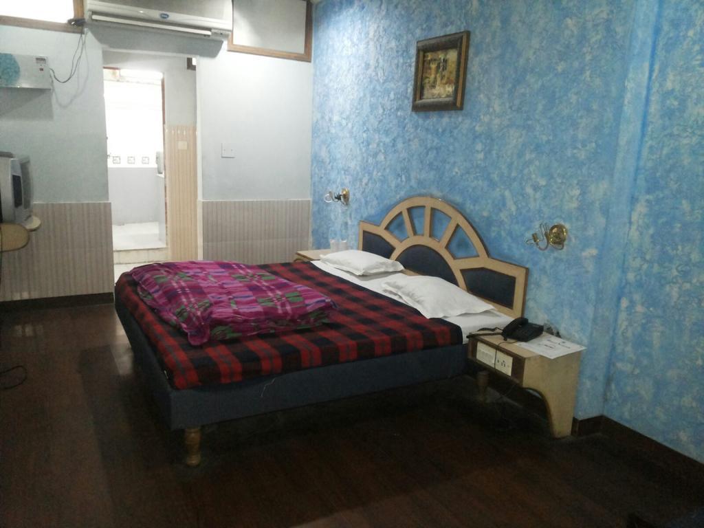 Hotel Saurab Дехрадун Екстериор снимка