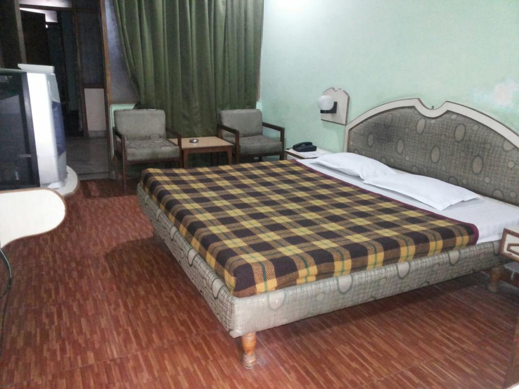 Hotel Saurab Дехрадун Екстериор снимка